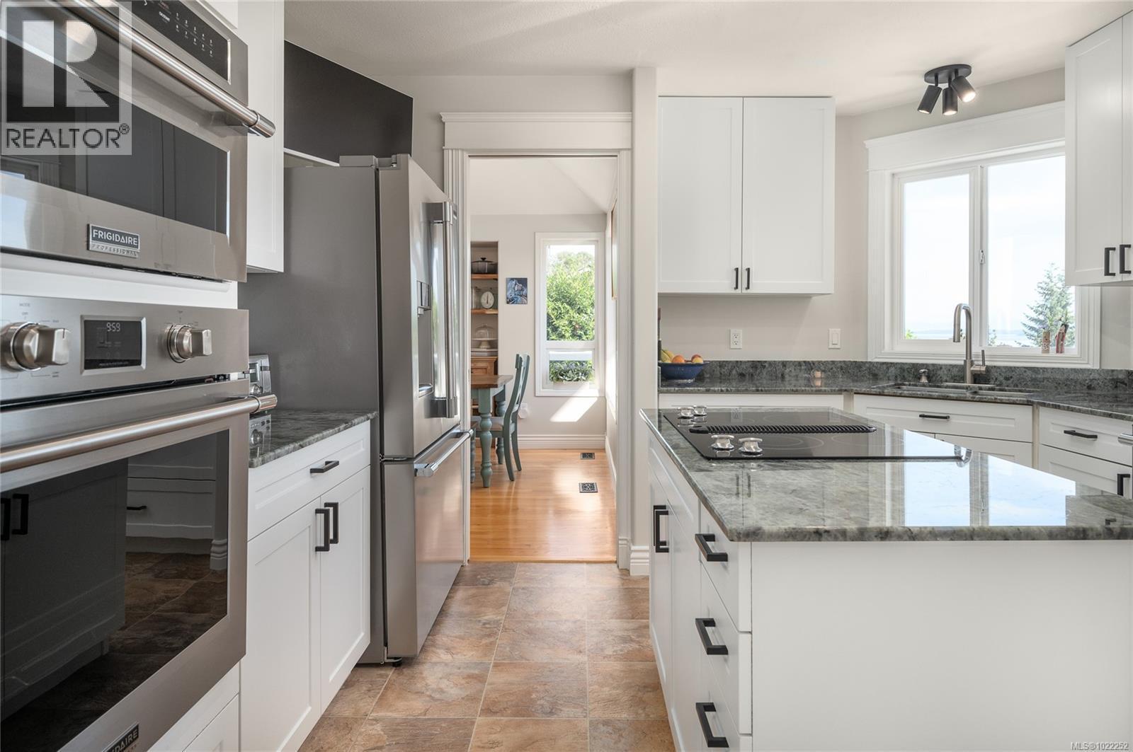 Quality, new appliances over the last 18 months. Cook top is brand new. - 10091 View St, Chemainus, BC - Indoor Photo Showing Kitchen With Double Sink With Upgraded Kitchen