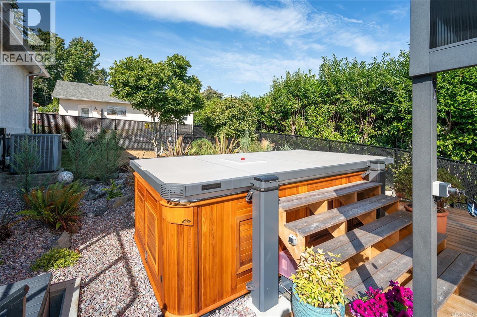 Swim spa closes for security. Spa is negotiable - 10091 View St, Chemainus, BC - Outdoor