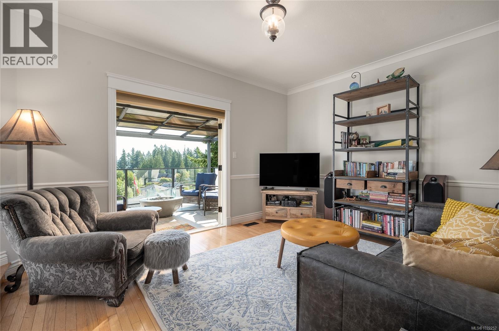 Family room leading to the deck - 10091 View St, Chemainus, BC - Indoor Photo Showing Living Room