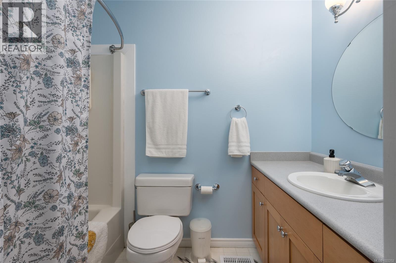 Main bathroom on upper level. - 10091 View St, Chemainus, BC - Indoor Photo Showing Bathroom