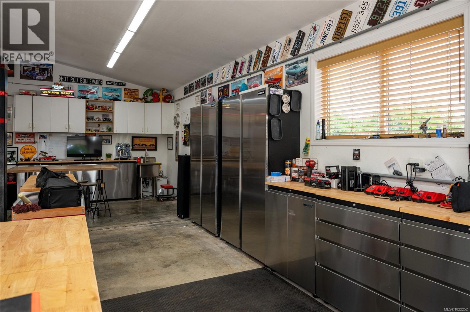 Detached shop with 2-piece bathroom. Silver Maxim cabinets negotiable. - 10091 View St, Chemainus, BC - Indoor