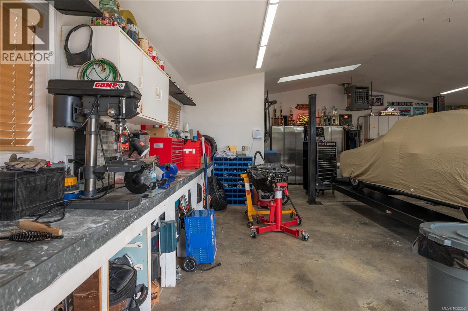 Work bench in the shop - 10091 View St, Chemainus, BC - Indoor