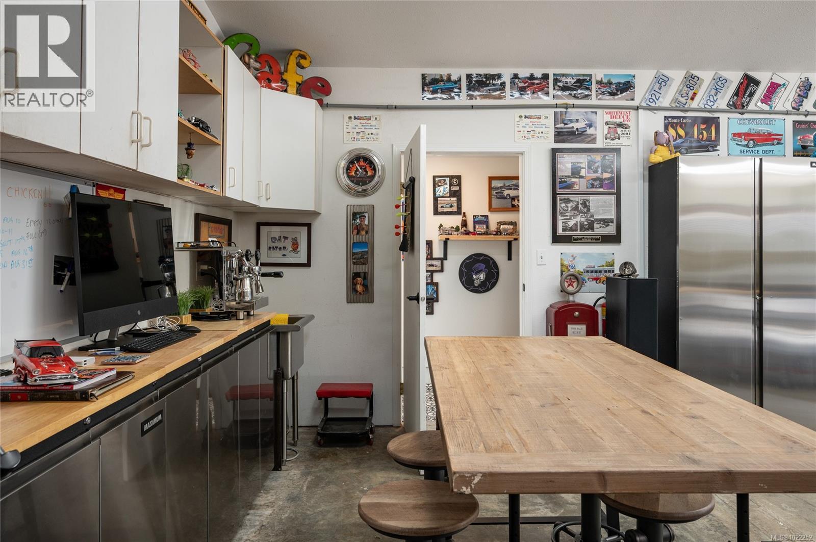 You will love the Shop! Silver Maxim cabinets negotiable. - 10091 View St, Chemainus, BC - Indoor