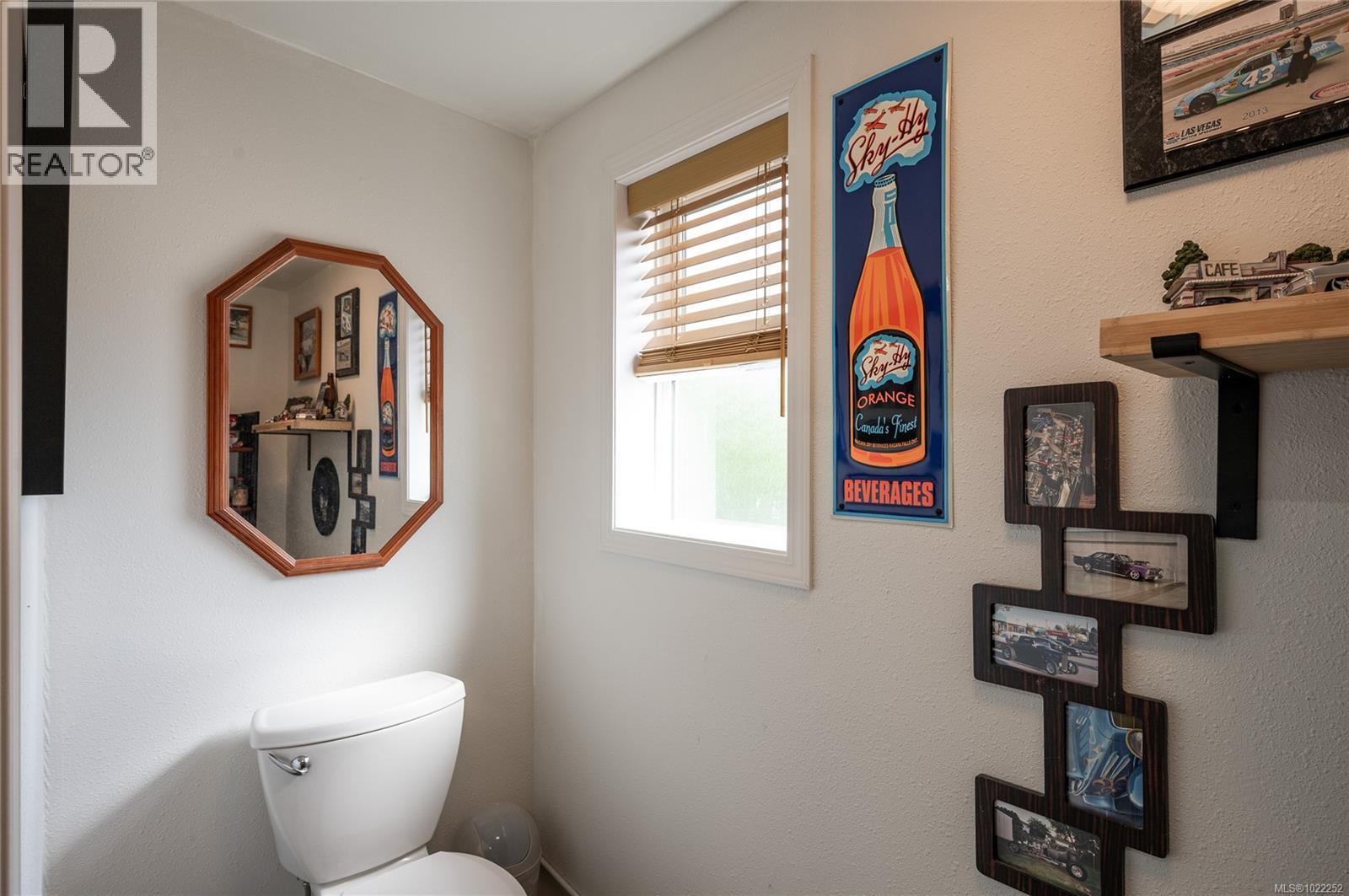 Two piece bathroom in the Shop - 10091 View St, Chemainus, BC - Indoor Photo Showing Bathroom
