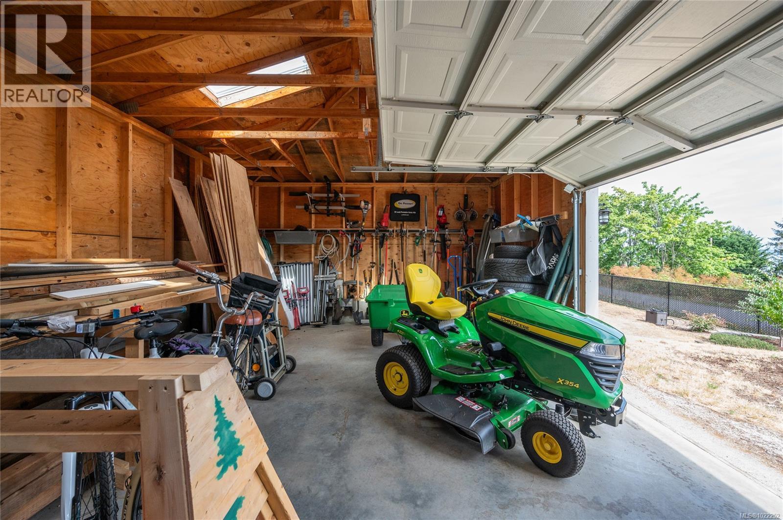Wired work shop for storage, gardening, puttering...whatever you need! - 10091 View St, Chemainus, BC - Indoor Photo Showing Garage