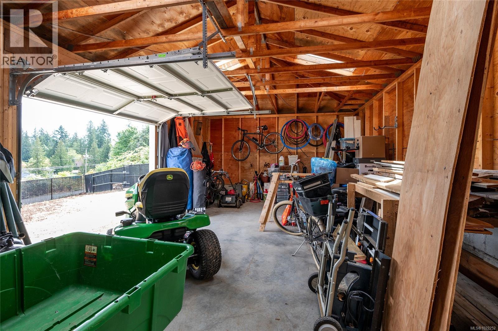 Wired work shop for storage, gardening, puttering...whatever you need! - 10091 View St, Chemainus, BC - Indoor