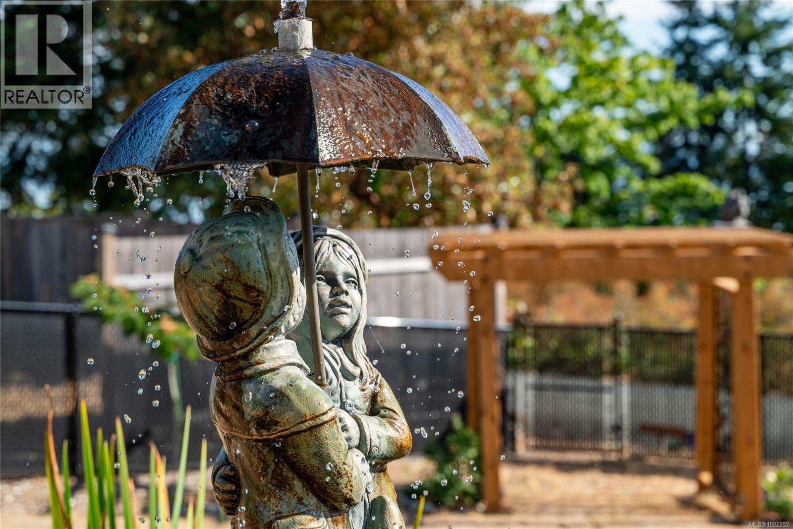 Water feature...yes there are fish! - 10091 View St, Chemainus, BC - Outdoor