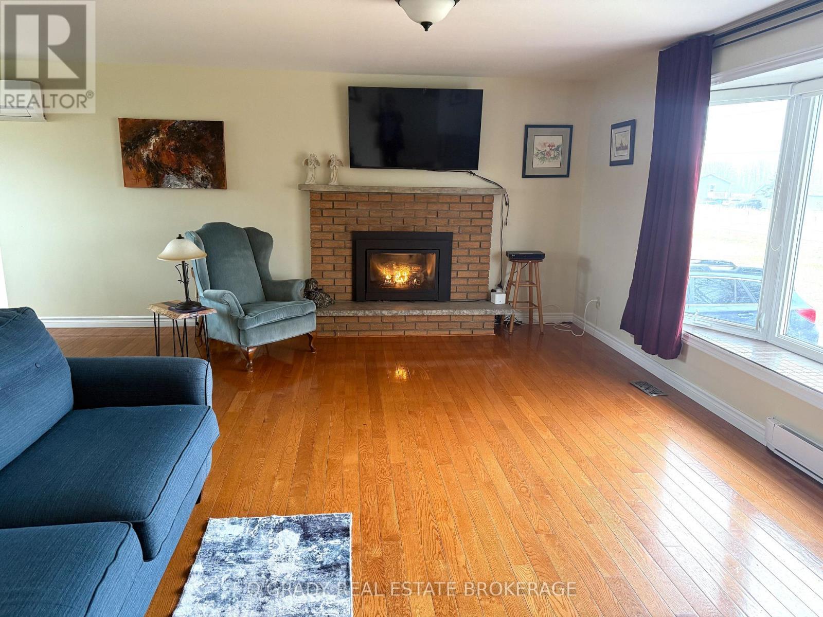 4472 Lords Mills Road, Augusta, ON - Indoor Photo Showing Living Room With Fireplace
