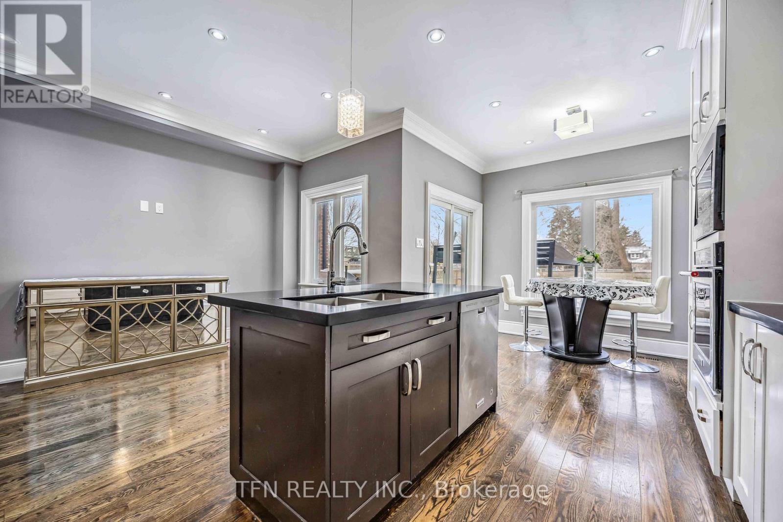 282B Aylesworth Avenue, Toronto, ON - Indoor Photo Showing Kitchen With Upgraded Kitchen