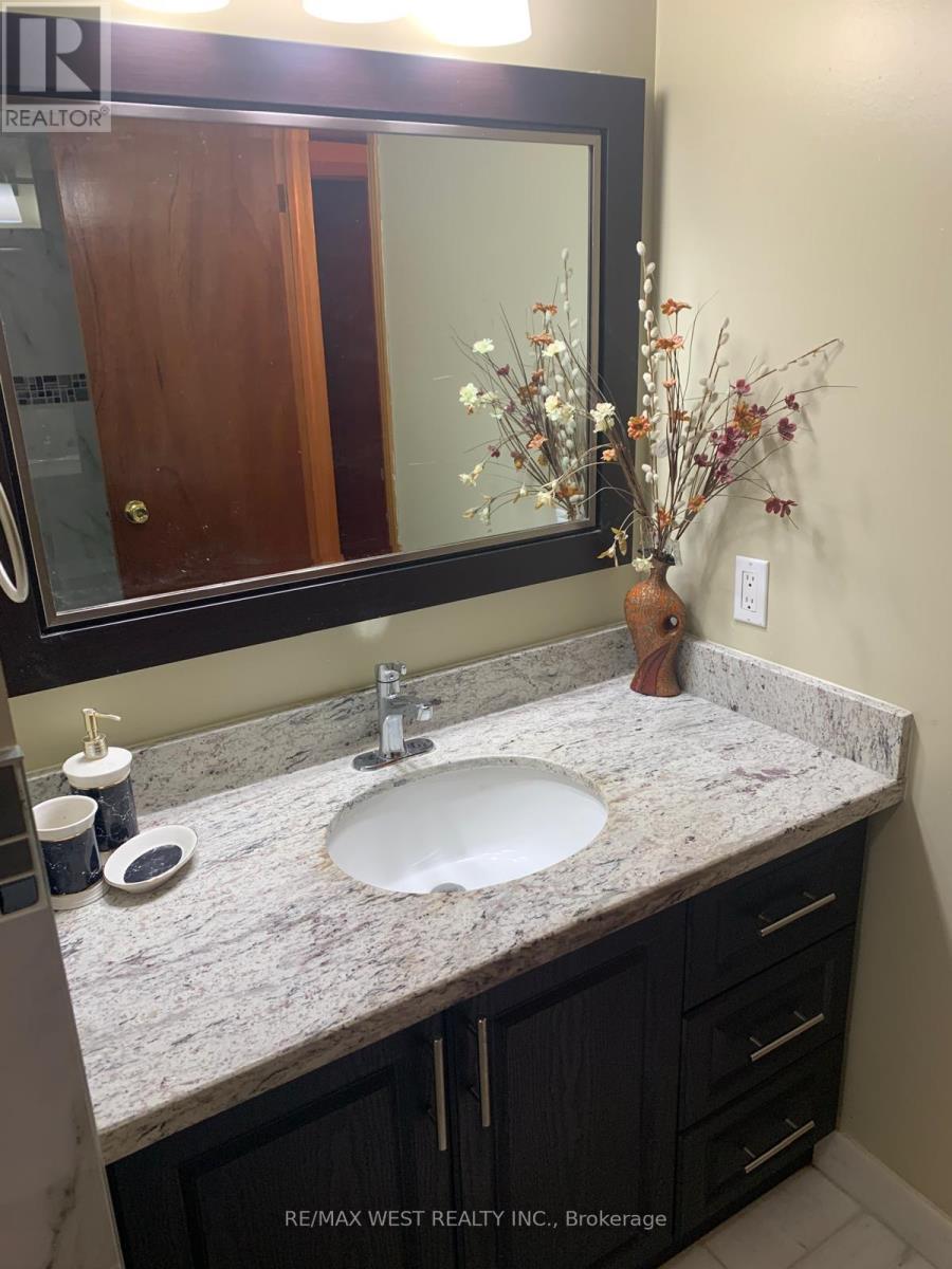 18 David Drive, Toronto, ON - Indoor Photo Showing Bathroom