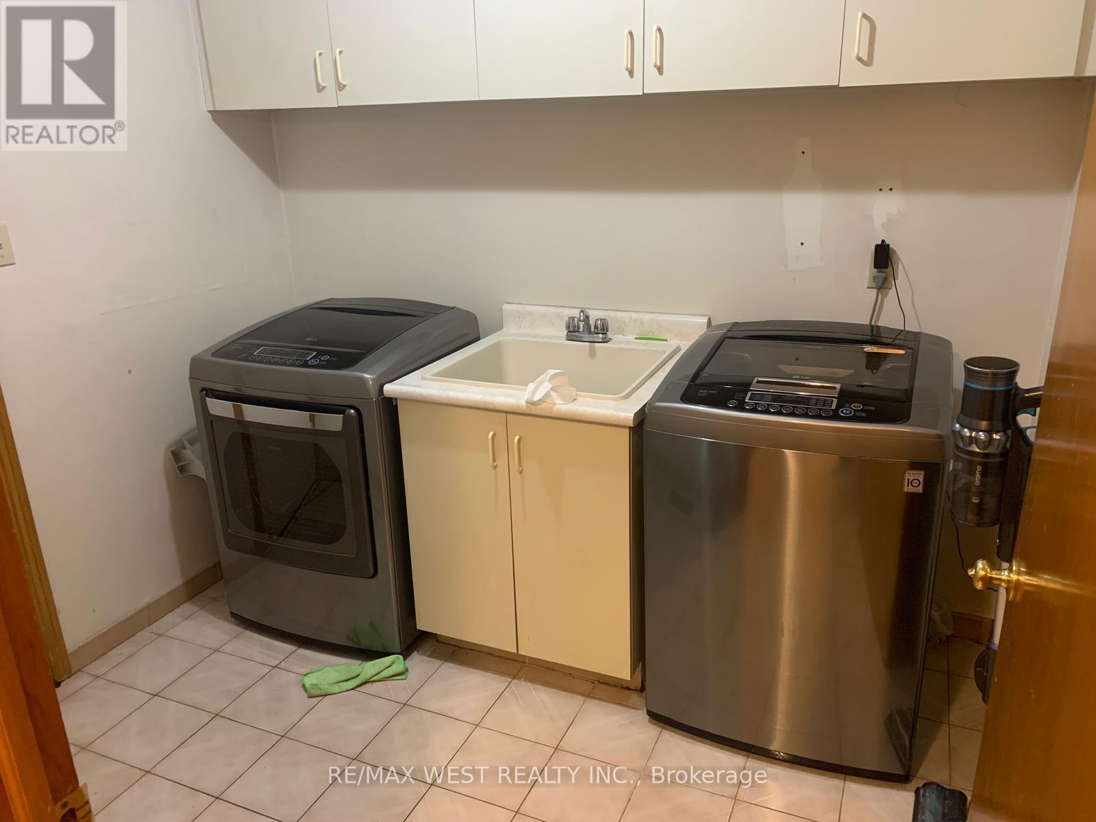 18 David Drive, Toronto, ON - Indoor Photo Showing Laundry Room