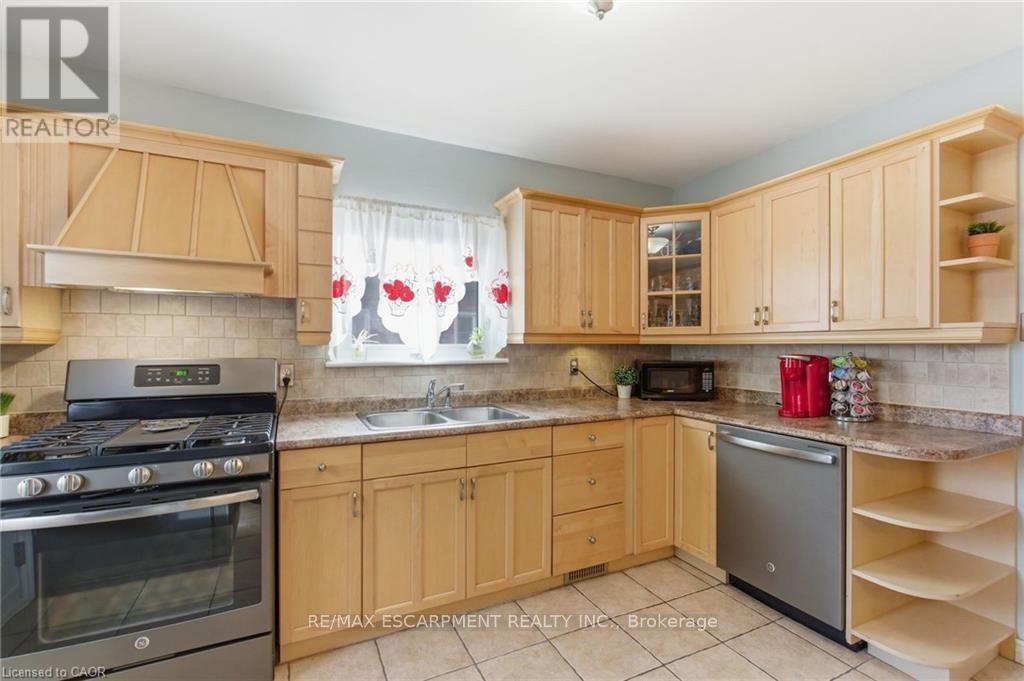 91 East 42Nd Street, Hamilton, ON - Indoor Photo Showing Kitchen With Double Sink