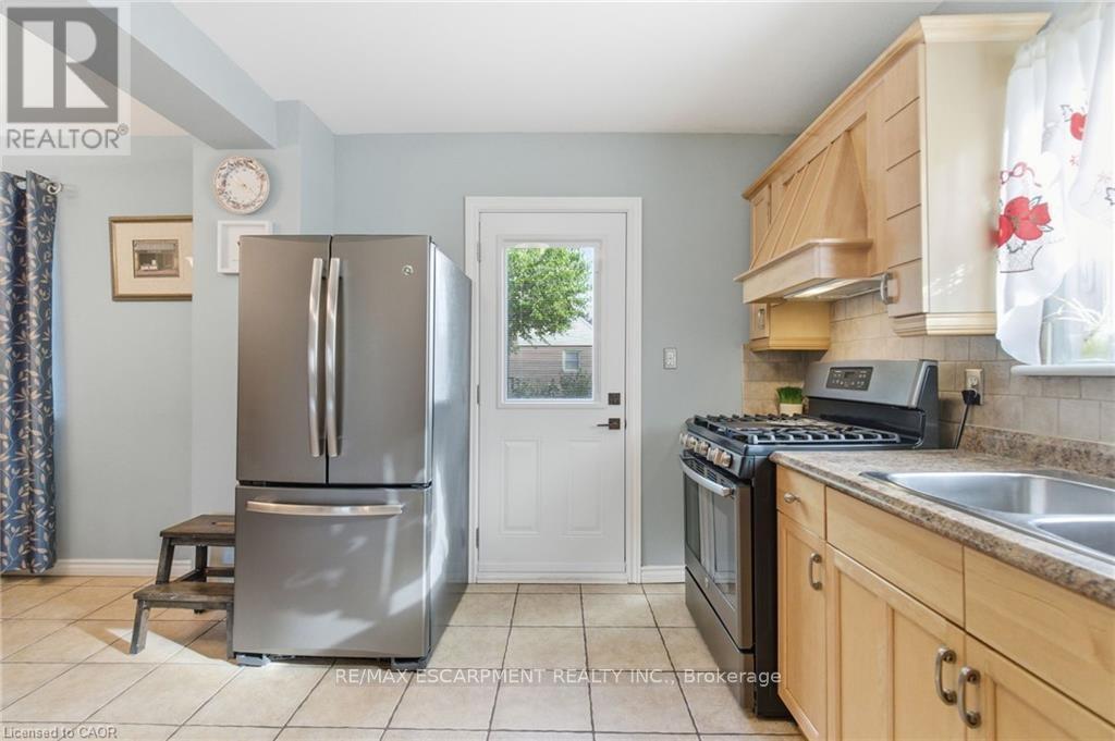 91 East 42Nd Street, Hamilton, ON - Indoor Photo Showing Kitchen
