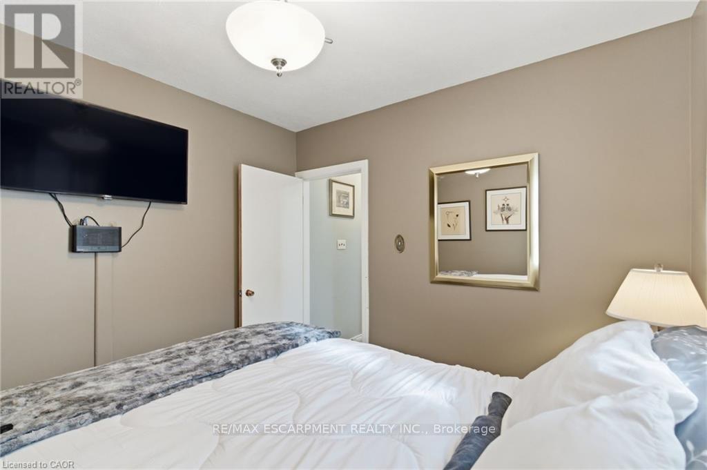91 East 42Nd Street, Hamilton, ON - Indoor Photo Showing Bedroom