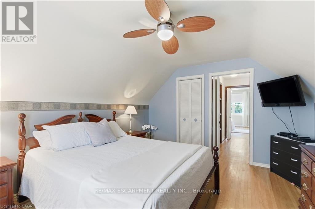91 East 42Nd Street, Hamilton, ON - Indoor Photo Showing Bedroom