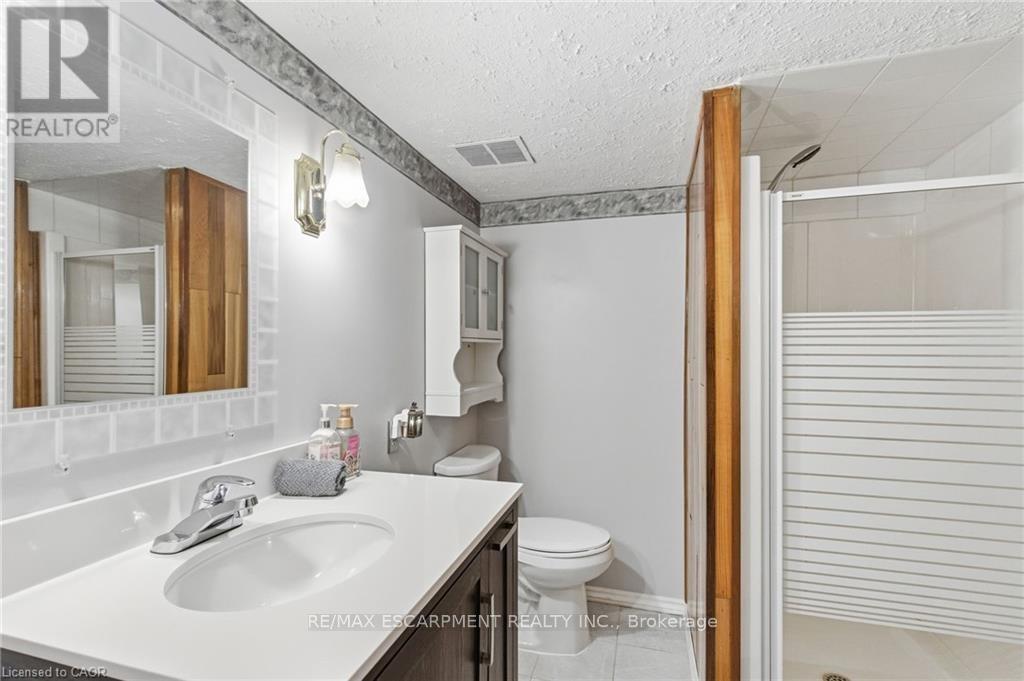 91 East 42Nd Street, Hamilton, ON - Indoor Photo Showing Bathroom