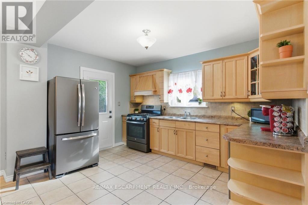 91 East 42Nd Street, Hamilton, ON - Indoor Photo Showing Kitchen