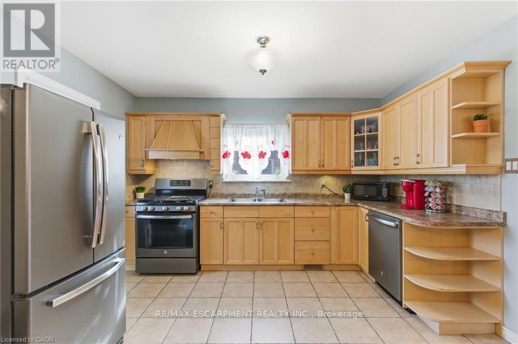 91 East 42Nd Street, Hamilton, ON - Indoor Photo Showing Kitchen With Double Sink