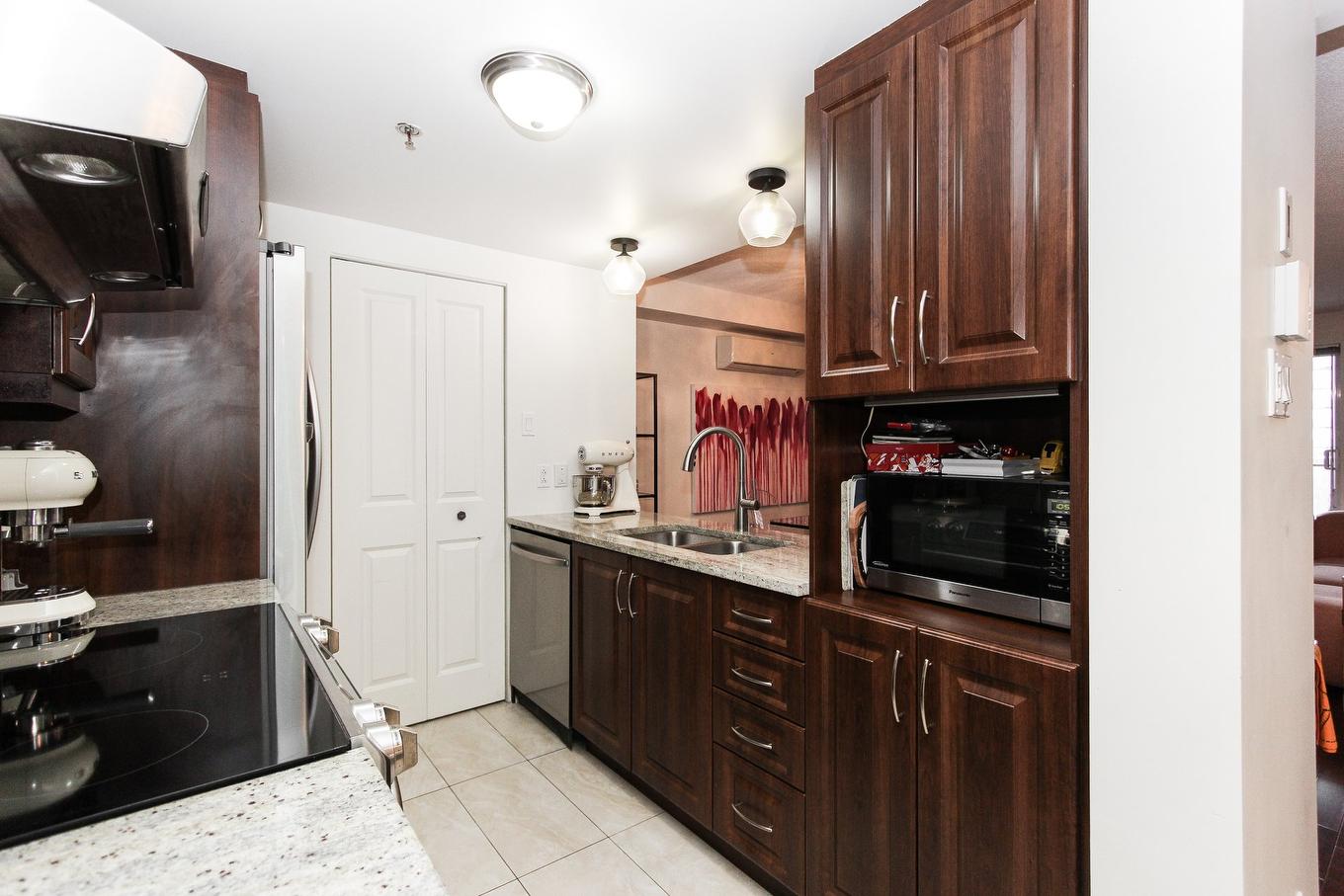 Cuisine - 609-5445 Rue De Meudon, Montréal (Saint-Léonard), QC - Indoor Photo Showing Kitchen With Double Sink