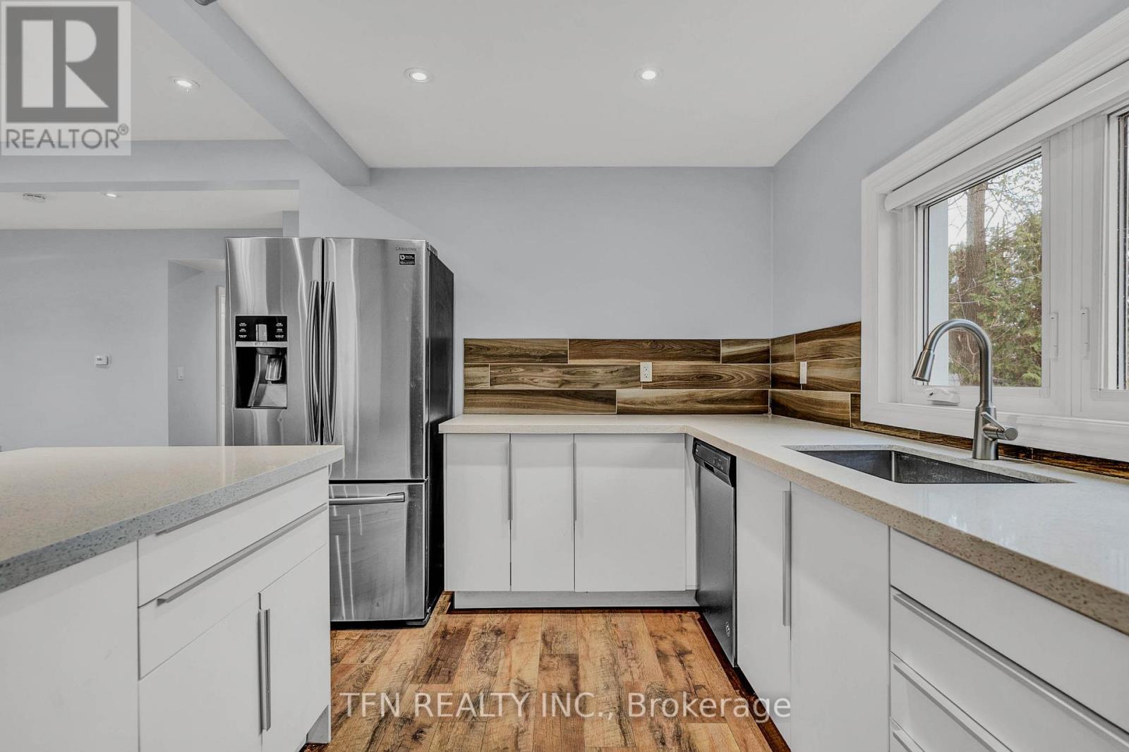 986 Robinson Street, Innisfil, ON - Indoor Photo Showing Kitchen