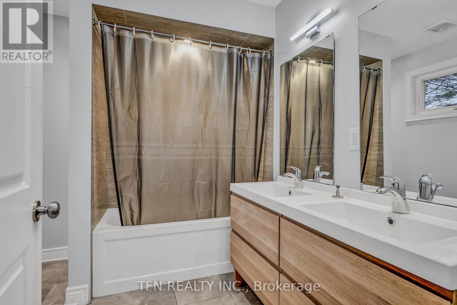 986 Robinson Street, Innisfil, ON - Indoor Photo Showing Bathroom