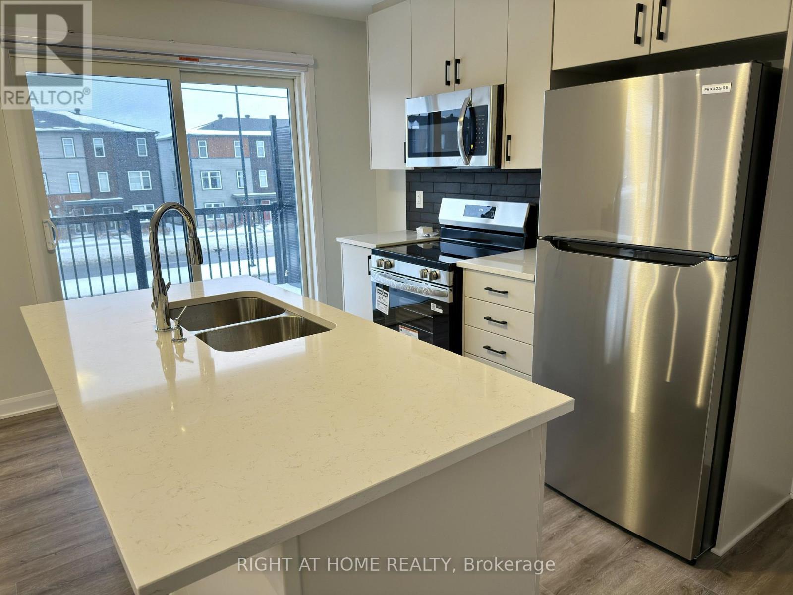 1221 Creekway Private, Ottawa, ON - Indoor Photo Showing Kitchen With Stainless Steel Kitchen With Double Sink With Upgraded Kitchen