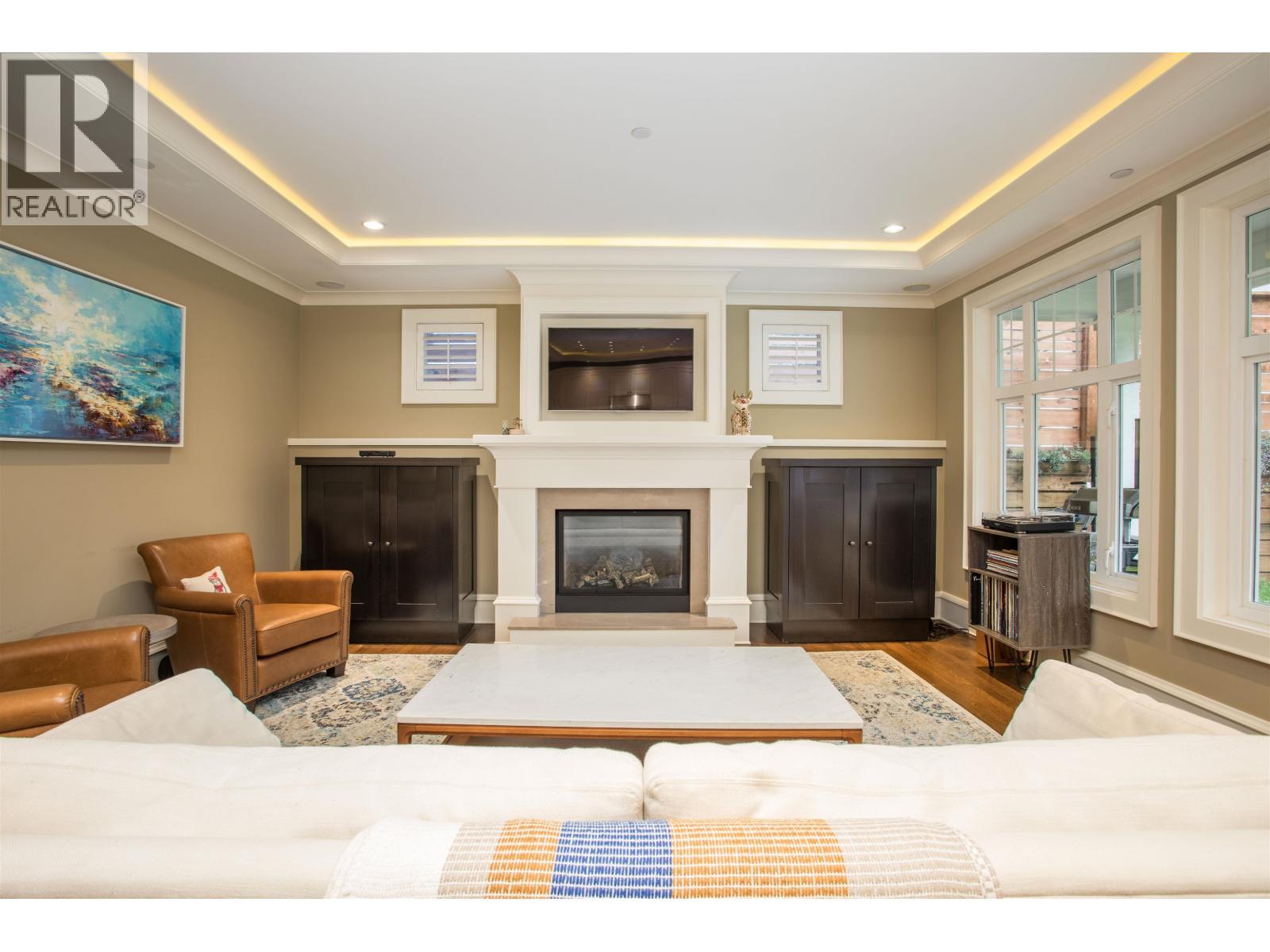 6417 Pitt Street, West Vancouver, BC - Indoor Photo Showing Living Room With Fireplace