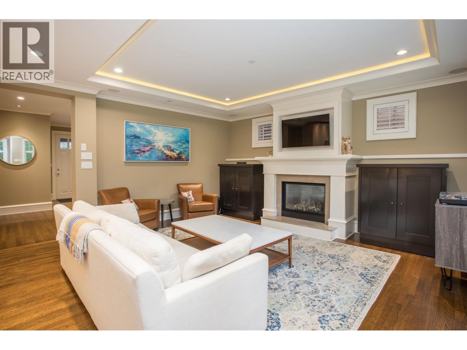 6417 Pitt Street, West Vancouver, BC - Indoor Photo Showing Living Room With Fireplace