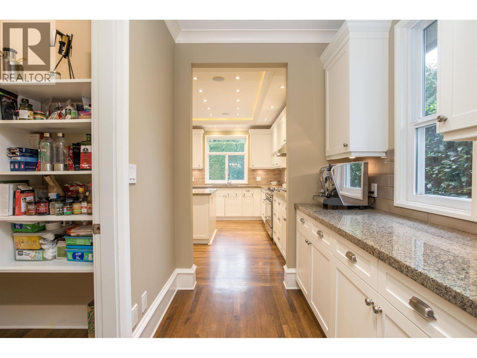 6417 Pitt Street, West Vancouver, BC - Indoor