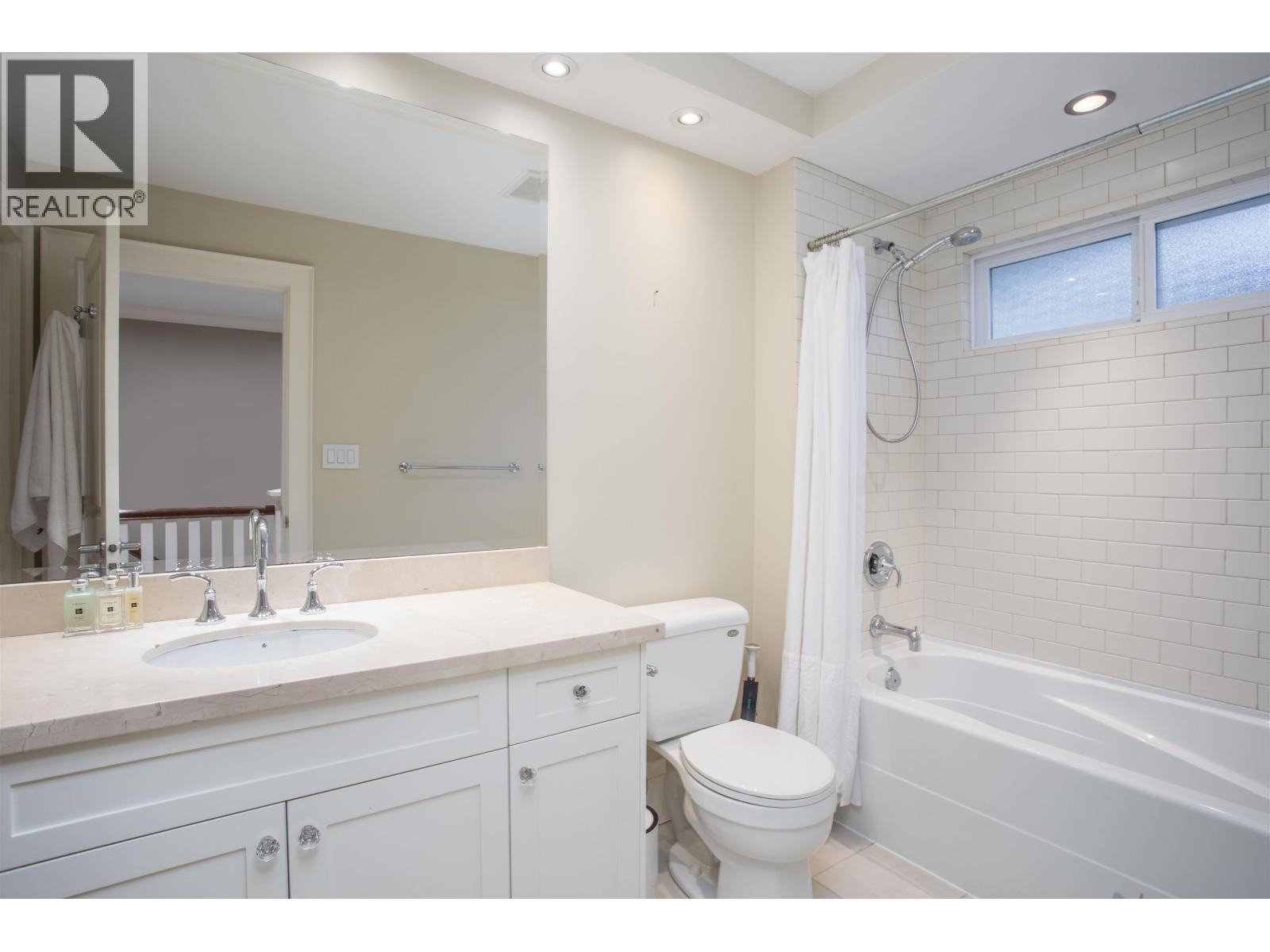 6417 Pitt Street, West Vancouver, BC - Indoor Photo Showing Bathroom