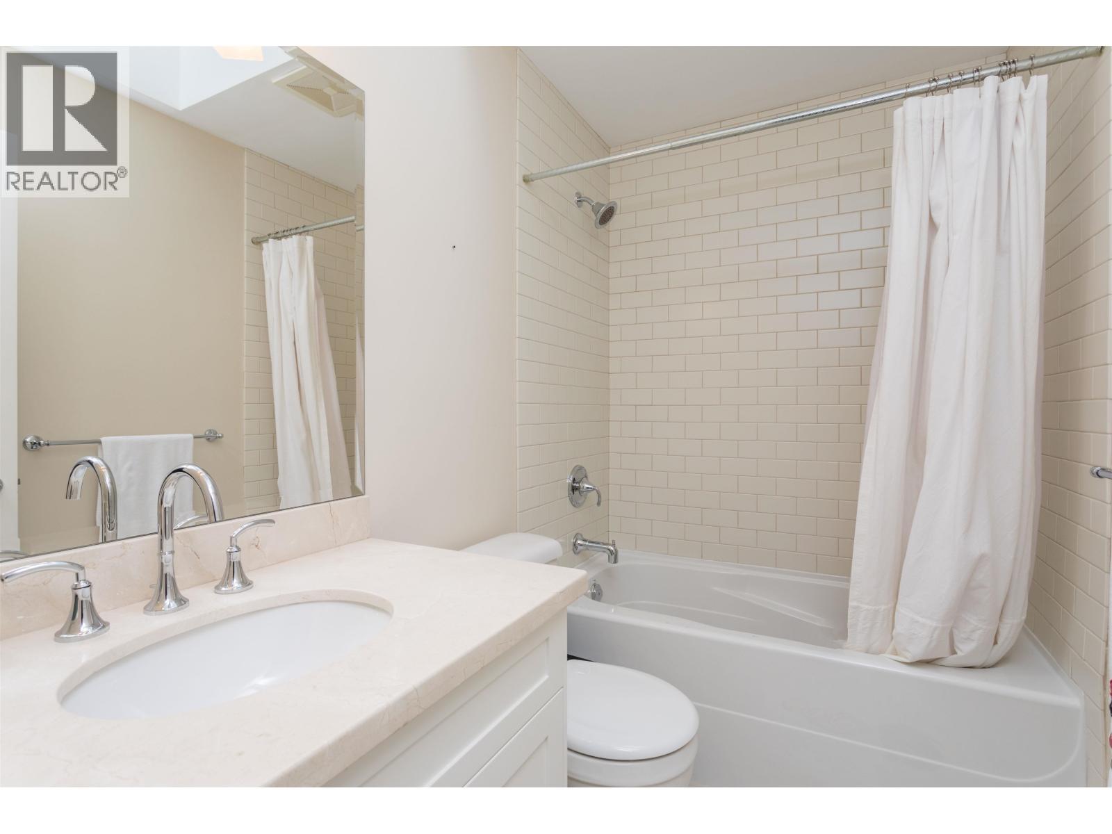 6417 Pitt Street, West Vancouver, BC - Indoor Photo Showing Bathroom