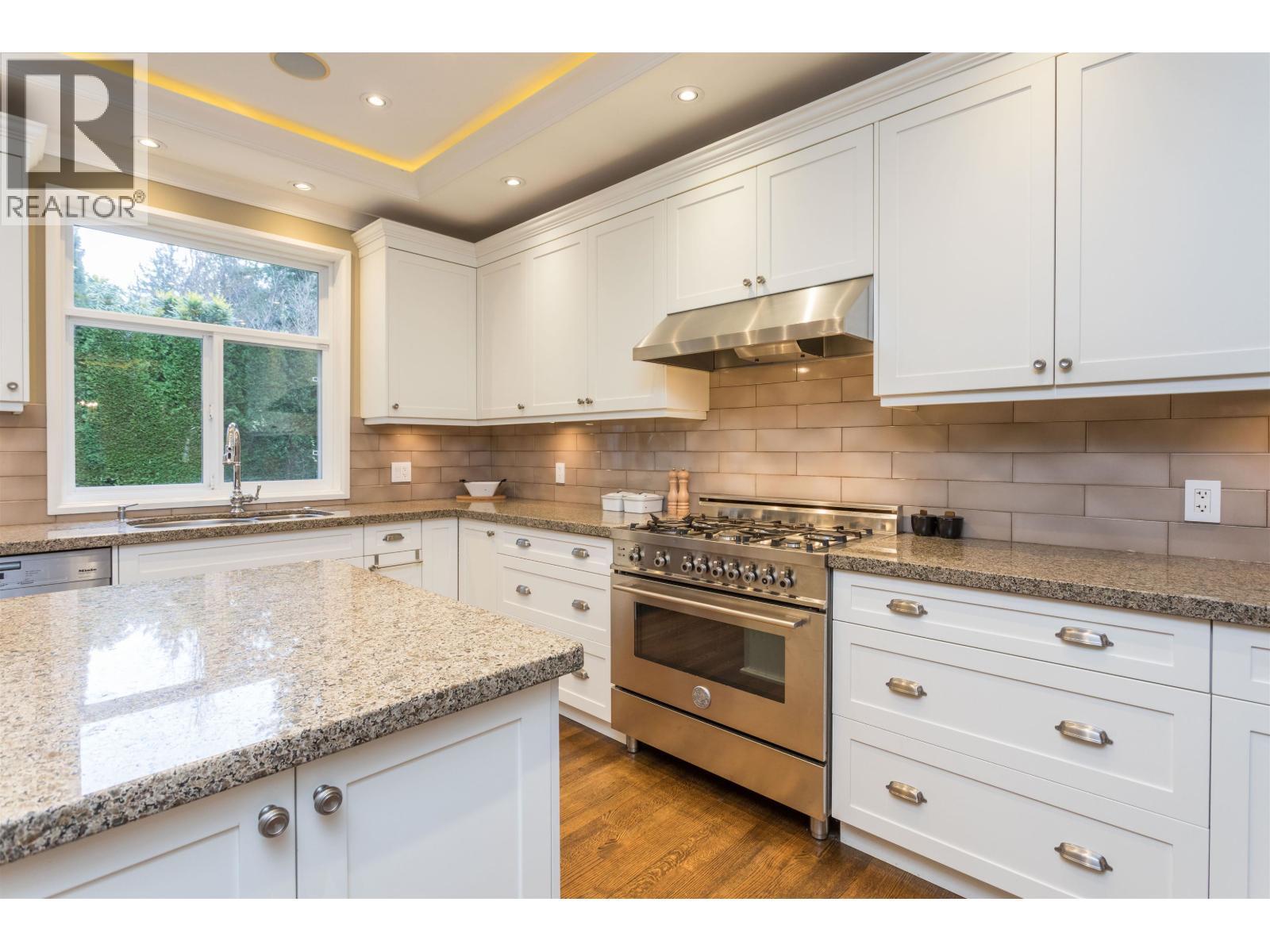 6417 Pitt Street, West Vancouver, BC - Indoor Photo Showing Kitchen