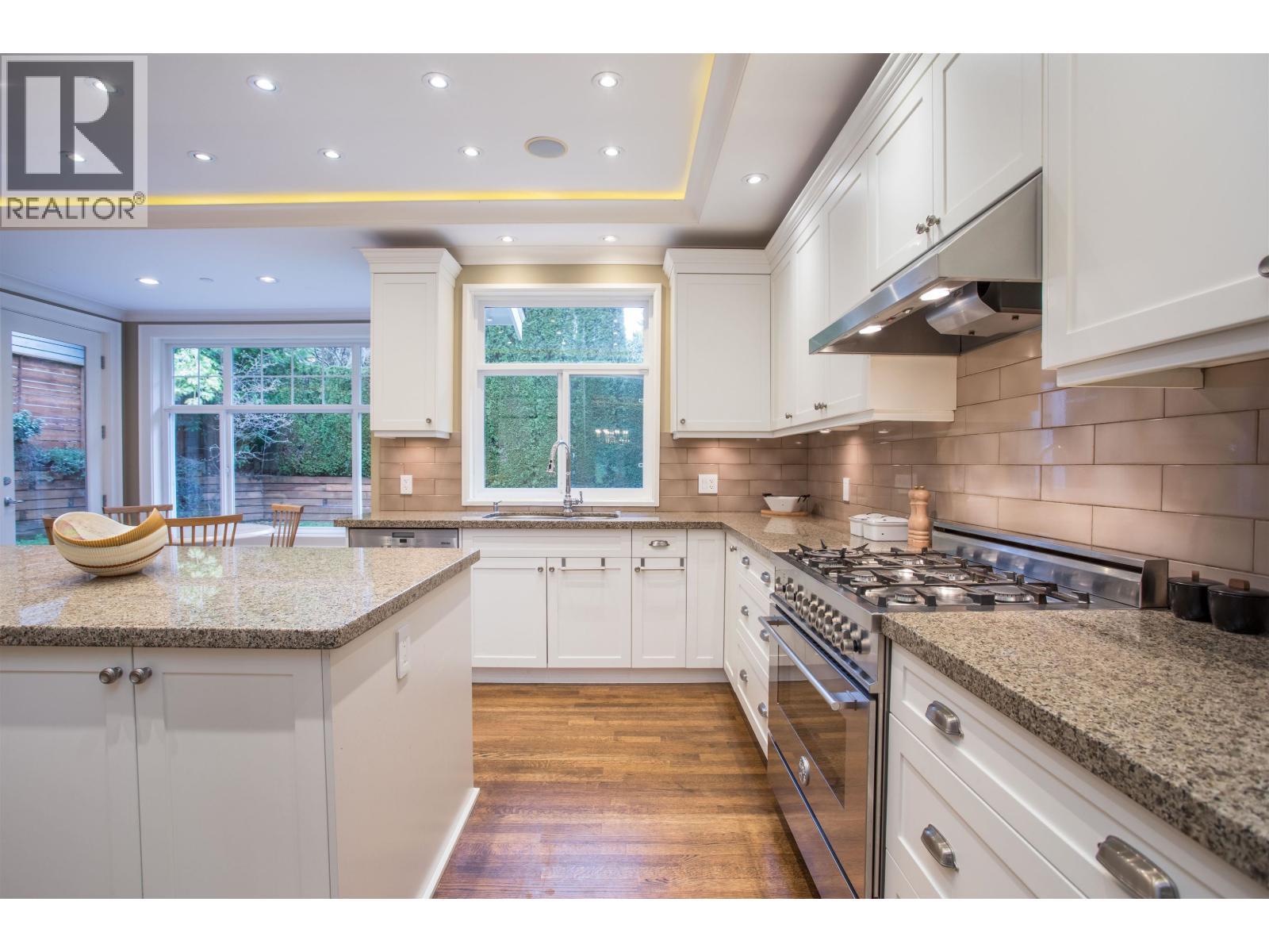 6417 Pitt Street, West Vancouver, BC - Indoor Photo Showing Kitchen With Upgraded Kitchen