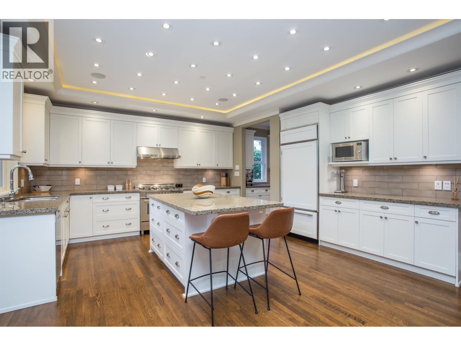 6417 Pitt Street, West Vancouver, BC - Indoor Photo Showing Kitchen