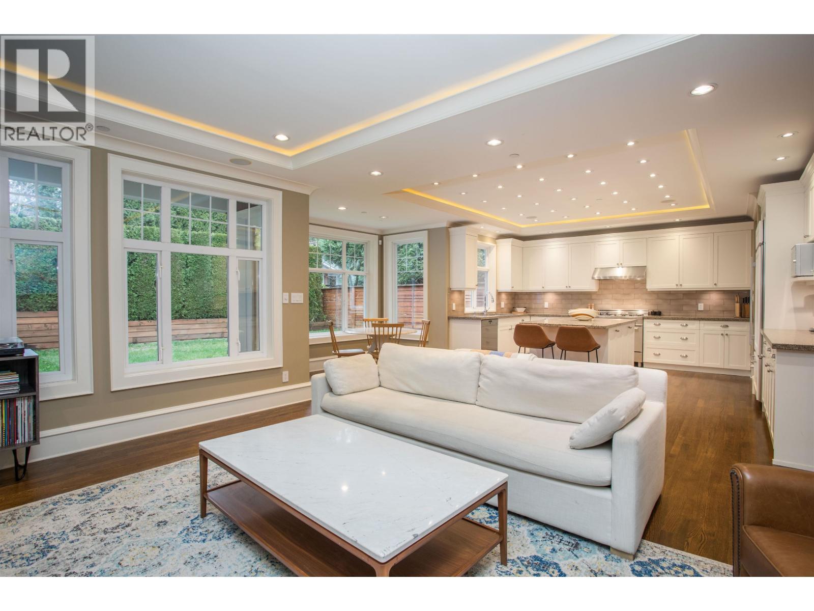 6417 Pitt Street, West Vancouver, BC - Indoor Photo Showing Living Room