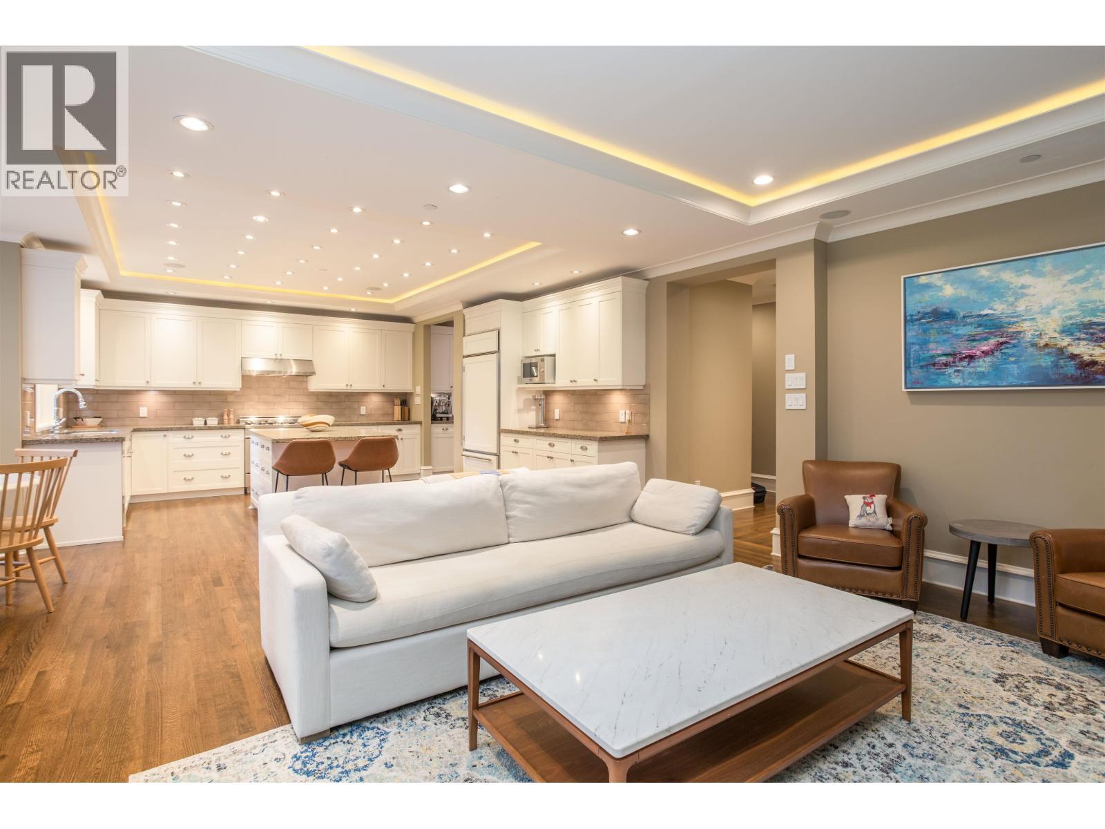 6417 Pitt Street, West Vancouver, BC - Indoor Photo Showing Living Room