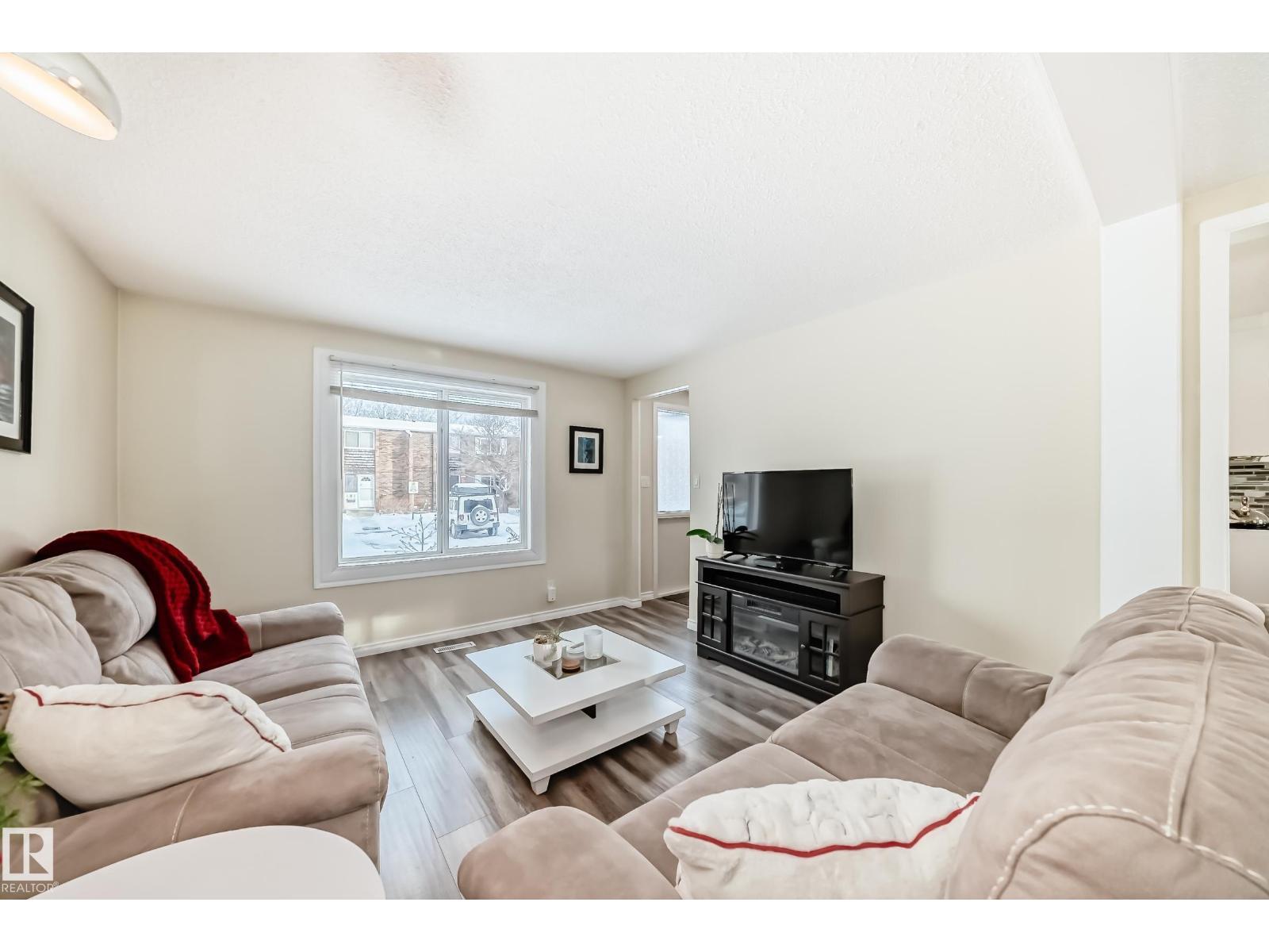 66 Ridgewood, St. Albert, AB - Indoor Photo Showing Living Room