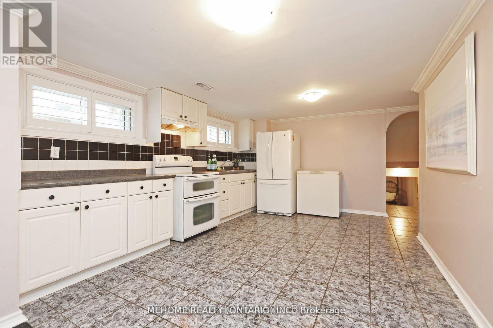 Bsmt - 130 Edmonton Drive, Toronto, ON - Indoor Photo Showing Kitchen