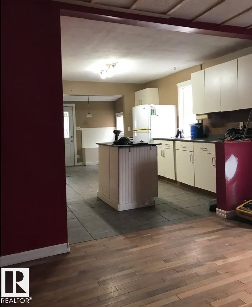 5231 46 St, Camrose, AB - Indoor Photo Showing Kitchen