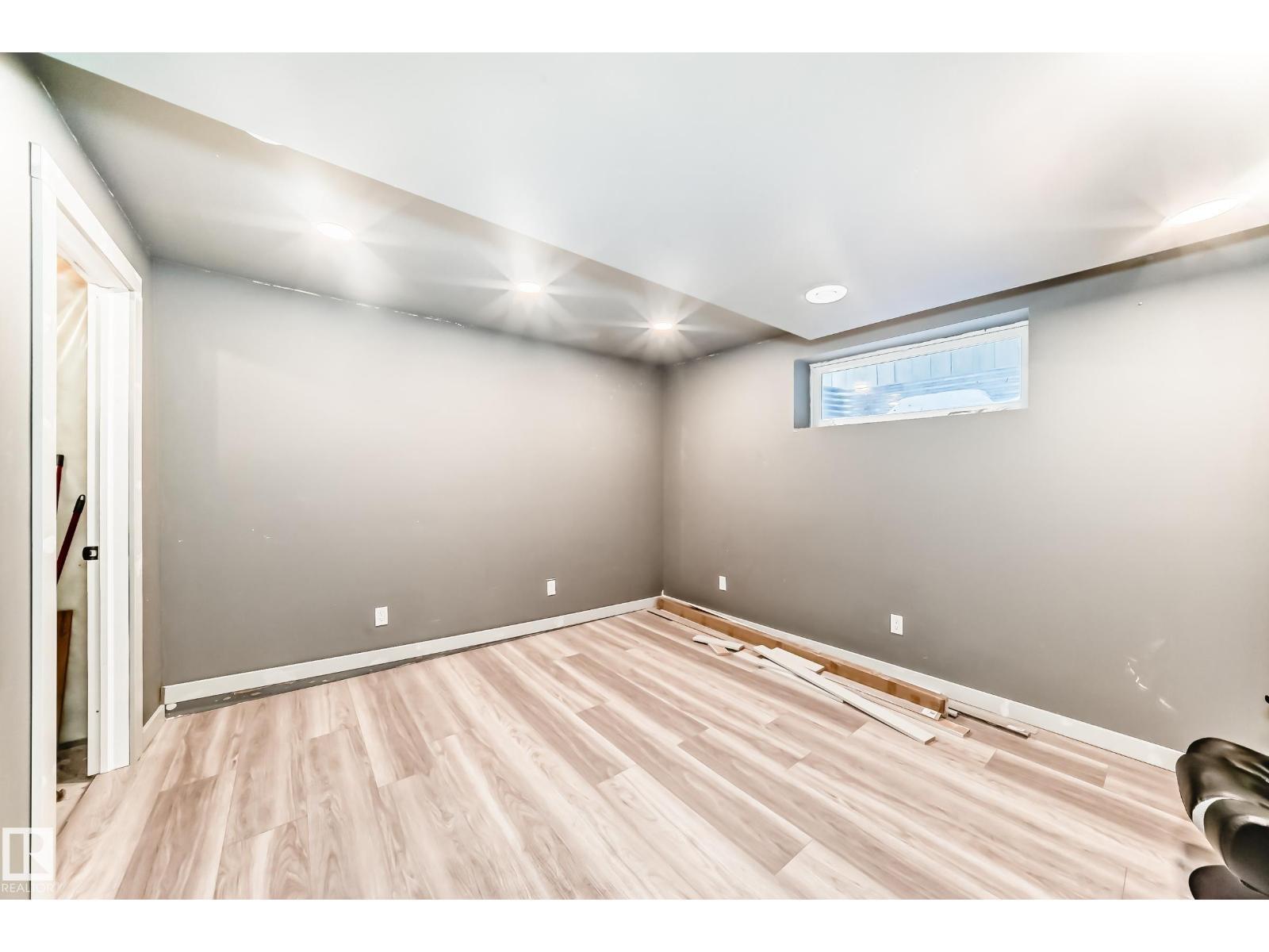 2805 25 St Nw, Edmonton, AB - Indoor Photo Showing Other Room