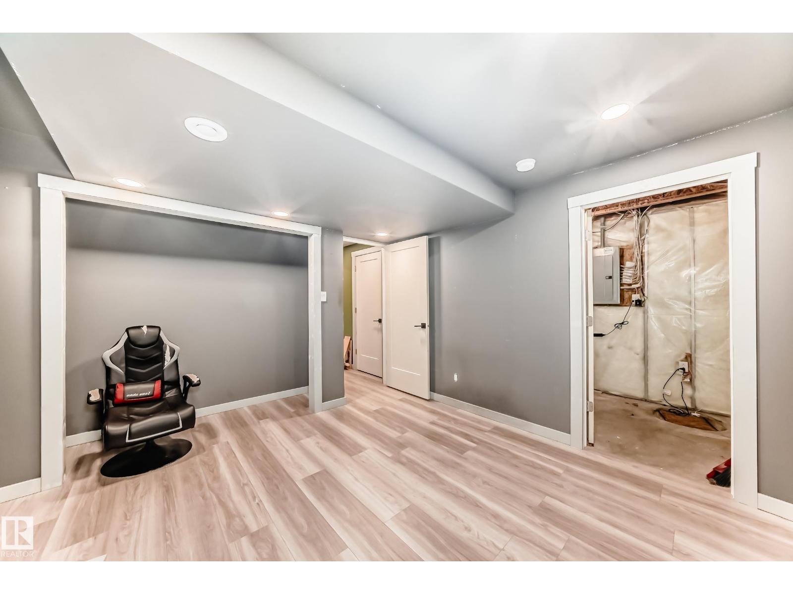 2805 25 St Nw, Edmonton, AB - Indoor Photo Showing Other Room