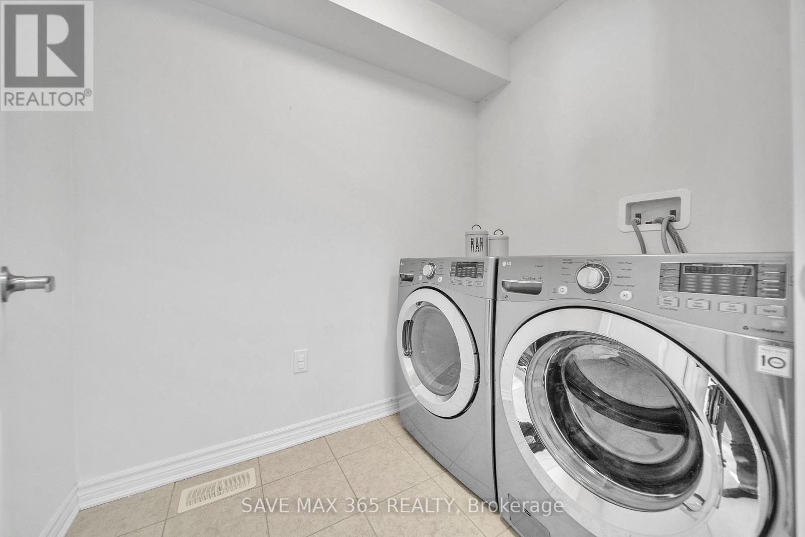 1223 Owls Head Road, Mississauga, ON - Indoor Photo Showing Laundry Room
