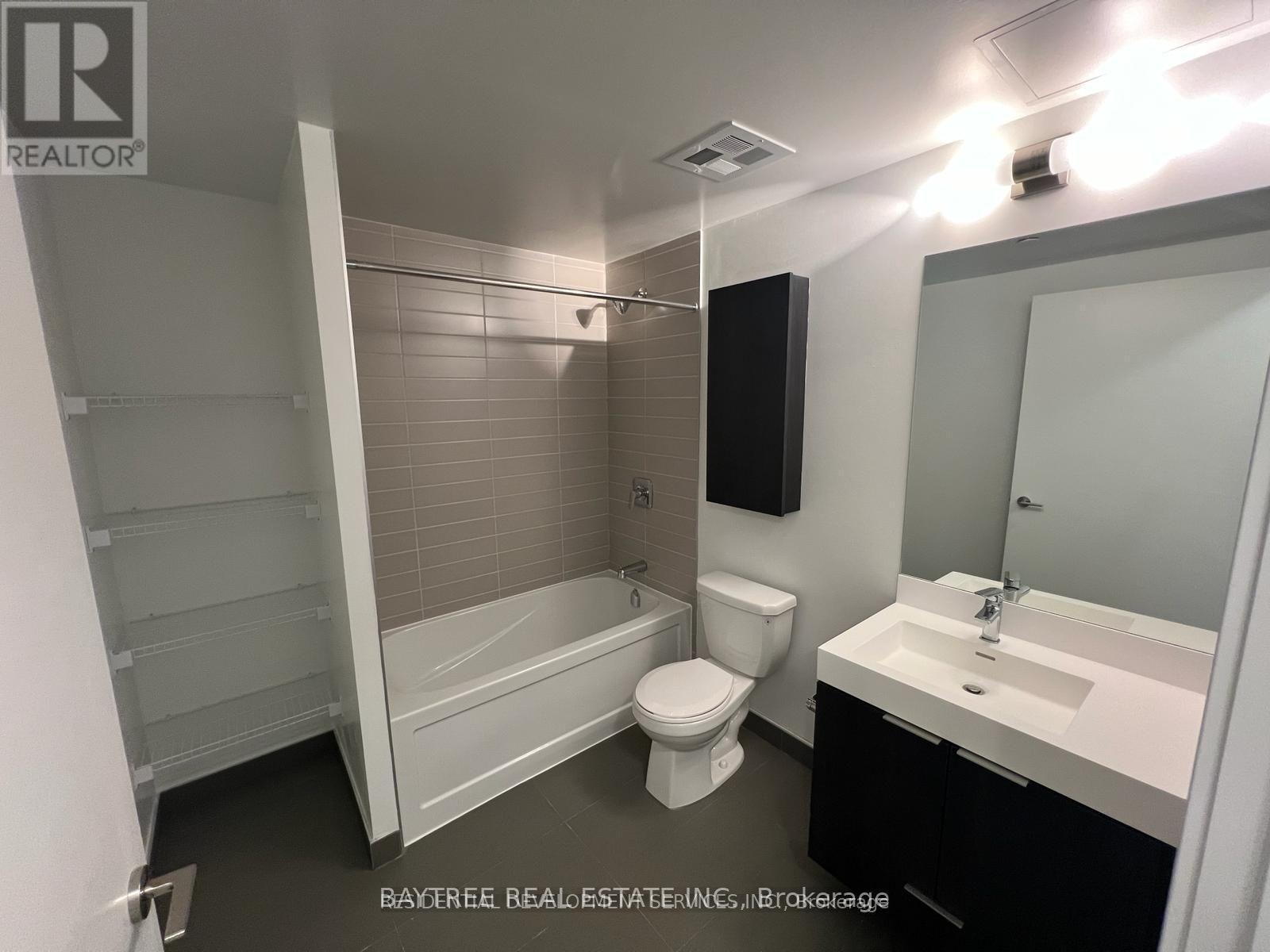 1108 - 3100 Keele Street, Toronto, ON - Indoor Photo Showing Bathroom