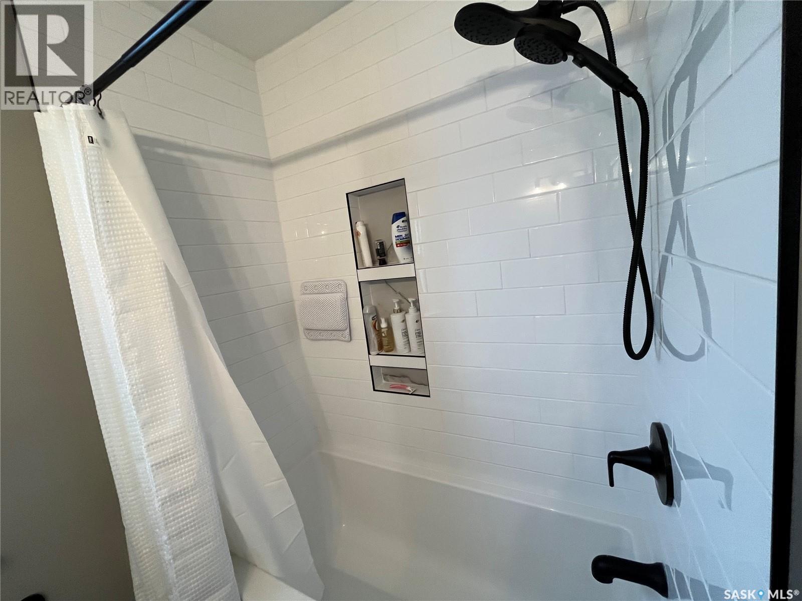 564 10Th Street E, Prince Albert, SK - Indoor Photo Showing Bathroom