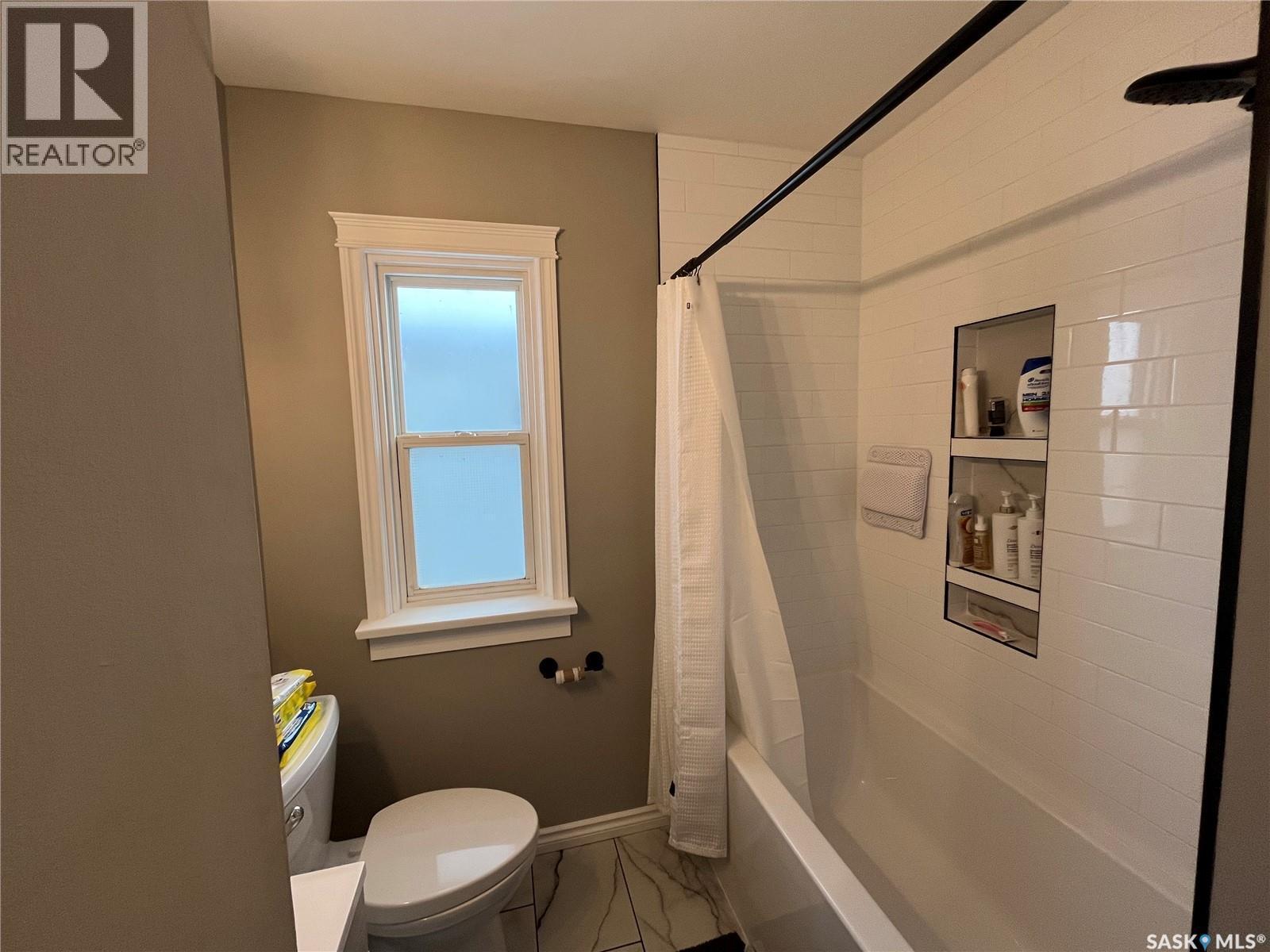 564 10Th Street E, Prince Albert, SK - Indoor Photo Showing Bathroom