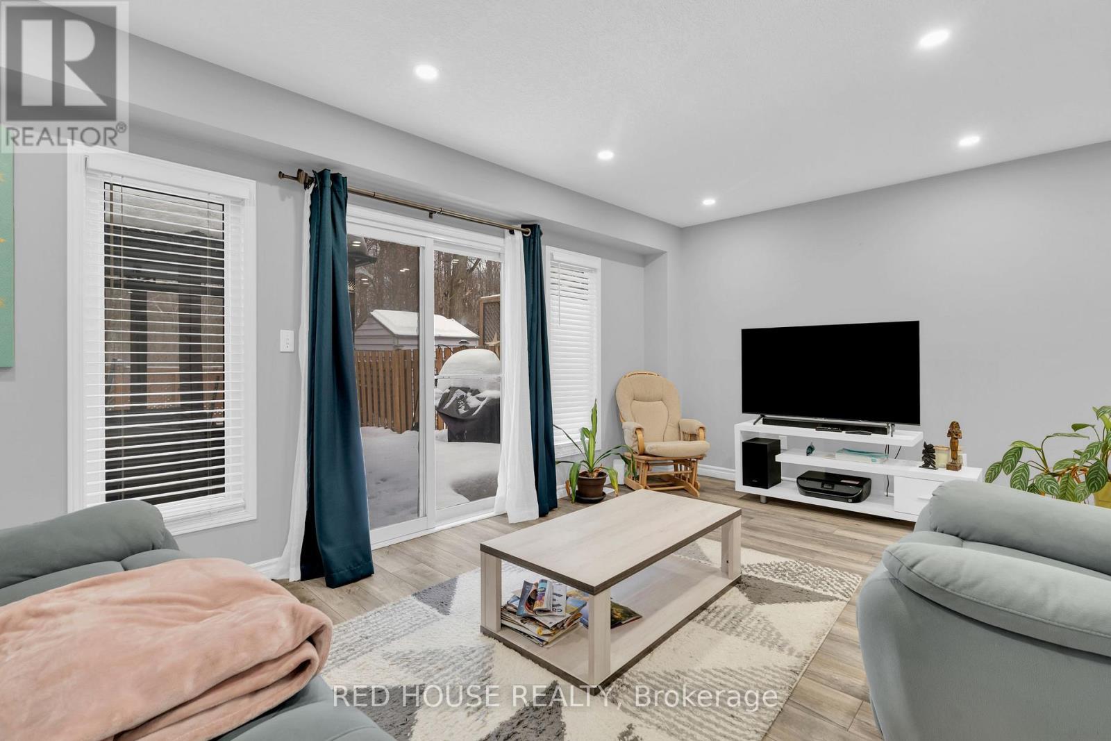 E30 - 110 Activa Avenue, Kitchener, ON - Indoor Photo Showing Living Room