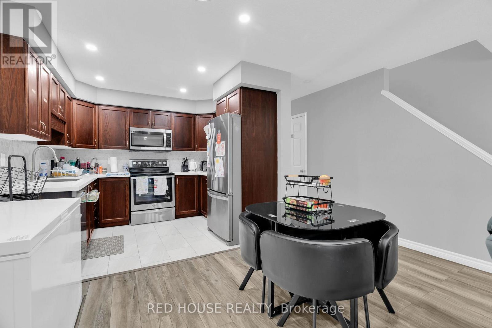 E30 - 110 Activa Avenue, Kitchener, ON - Indoor Photo Showing Kitchen