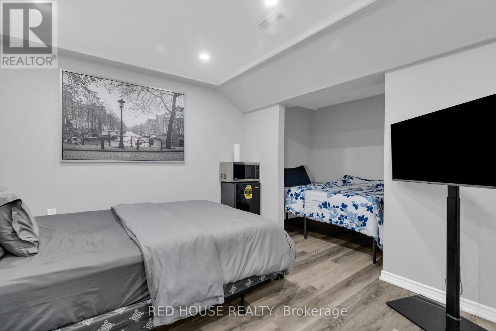 E30 - 110 Activa Avenue, Kitchener, ON - Indoor Photo Showing Bedroom