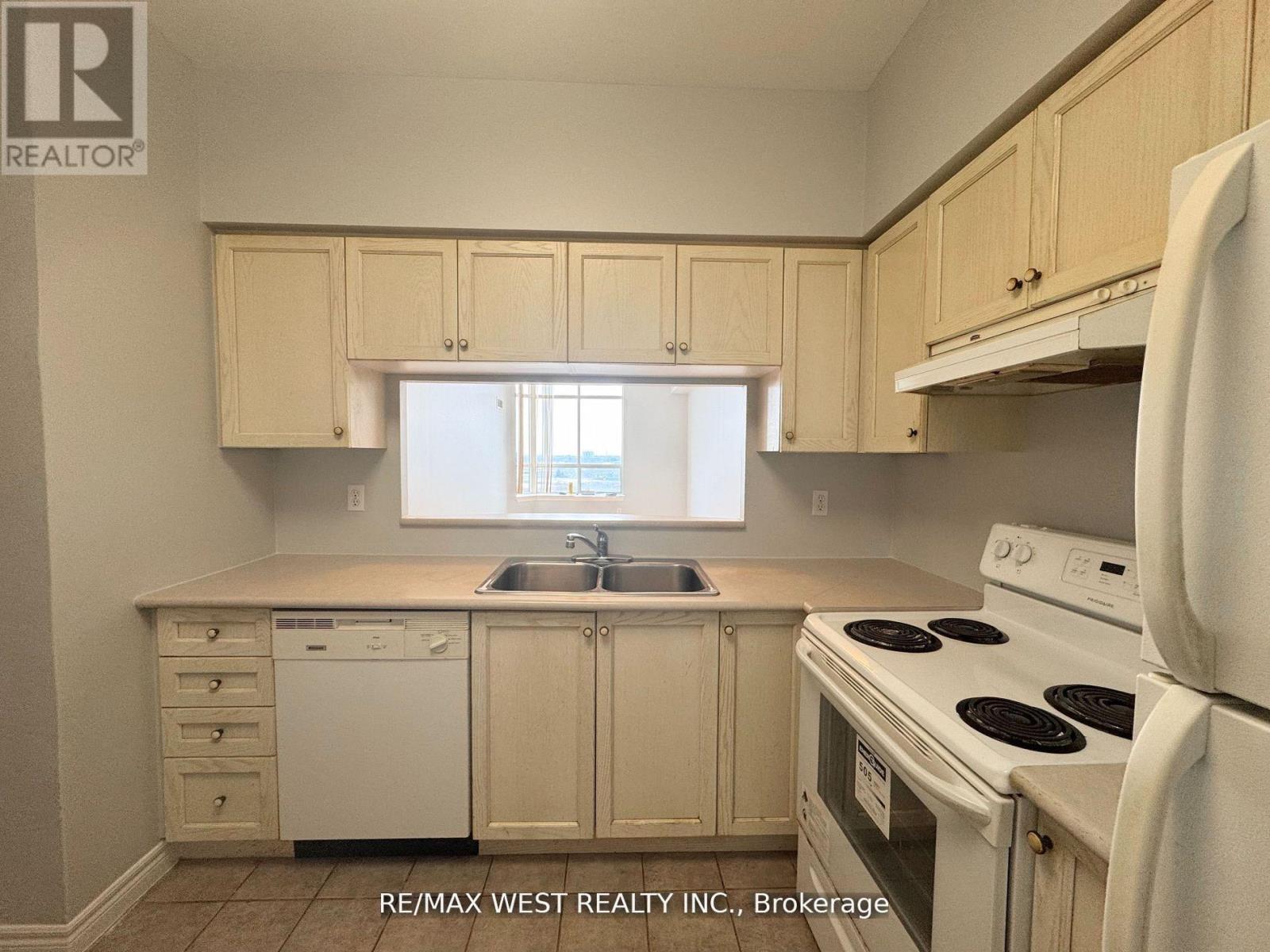 Ph7 - 1700 Eglinton Avenue E, Toronto, ON - Indoor Photo Showing Kitchen With Double Sink