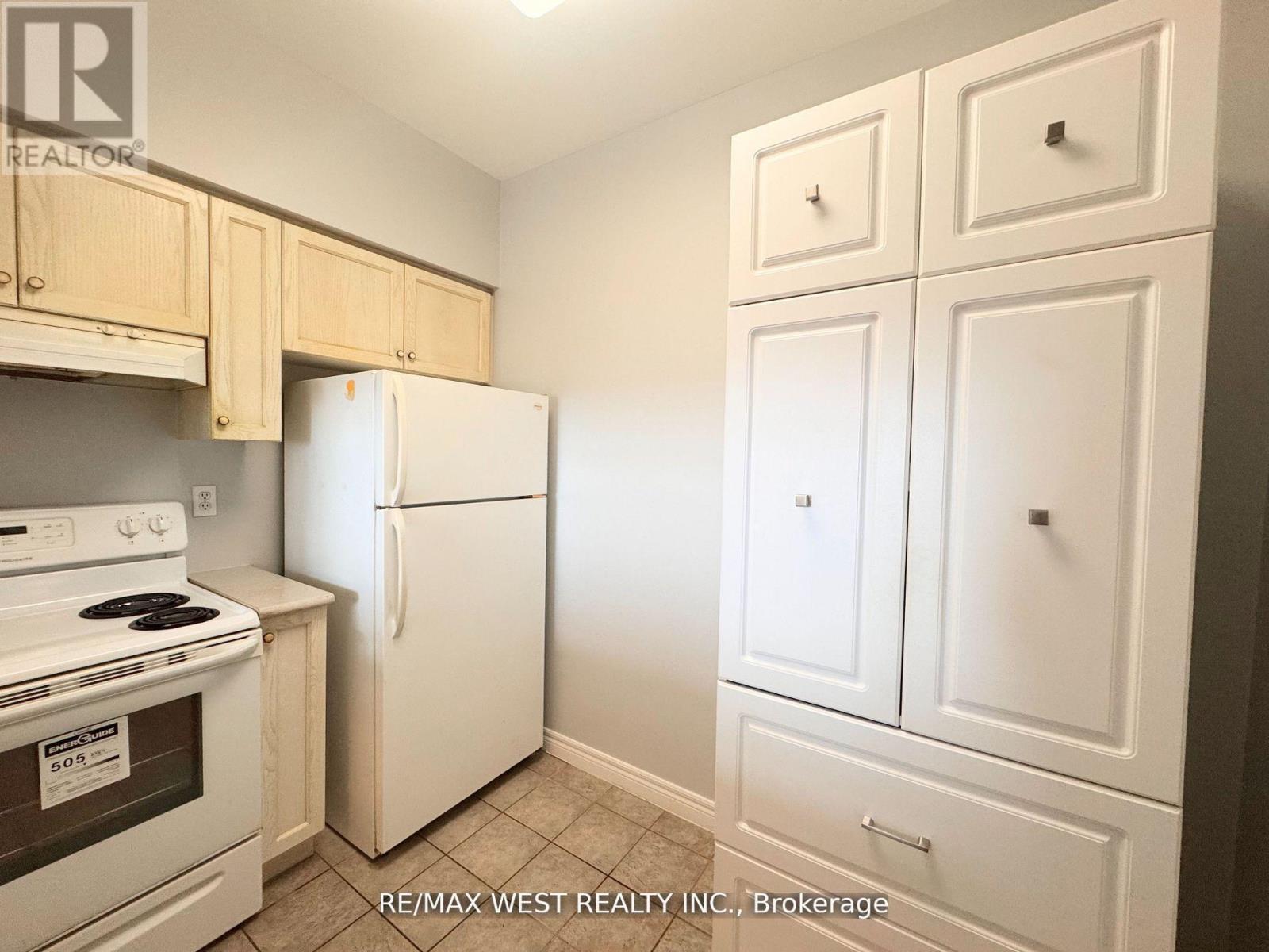 Ph7 - 1700 Eglinton Avenue E, Toronto, ON - Indoor Photo Showing Kitchen